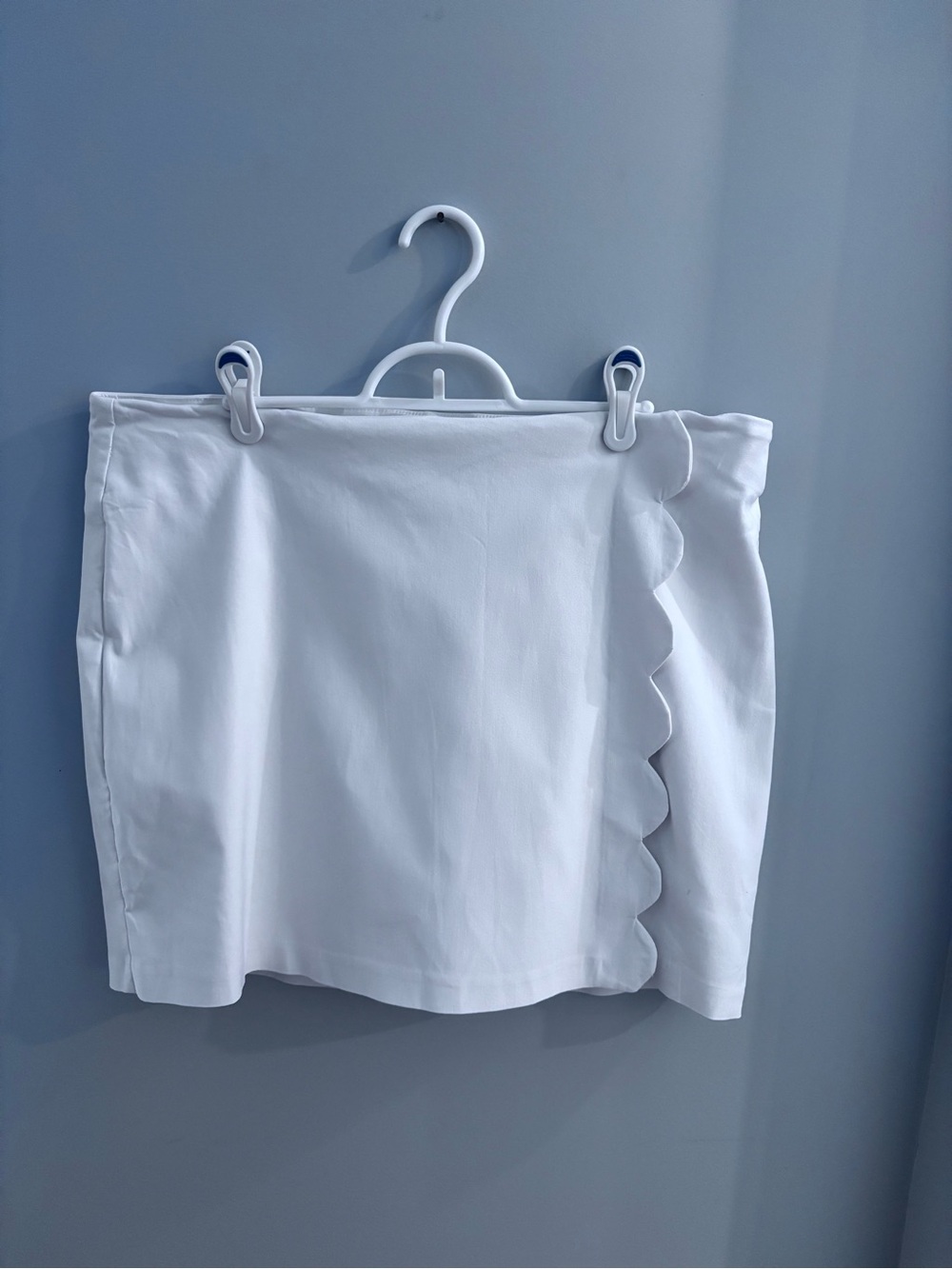 crown & ivy White Scallop-Edge Skorts